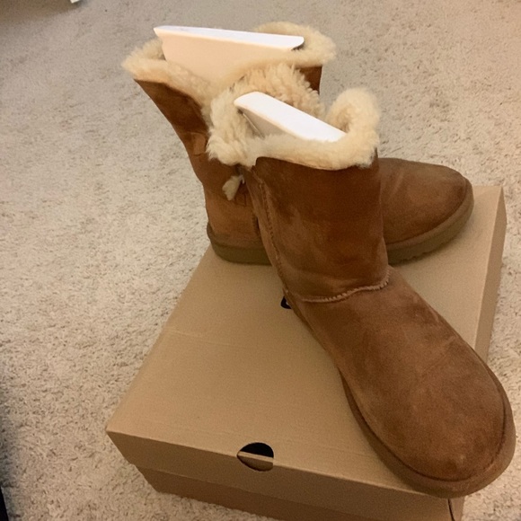 UGGS - Picture 2 of 3